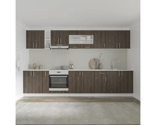 Bucătărie completă cu dulapuri superioare și inferioare, hotă, chiuvetă și aragaz