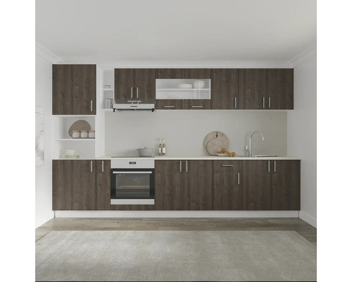 Bucătărie cu corpuri superioare și inferioare și electrocasnice.