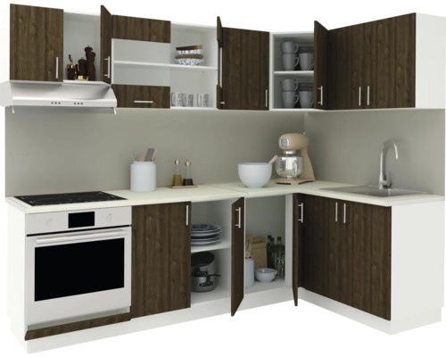 Bucătărie cu corpuri superioare și inferioare, chiuvetă și aparate electrice.