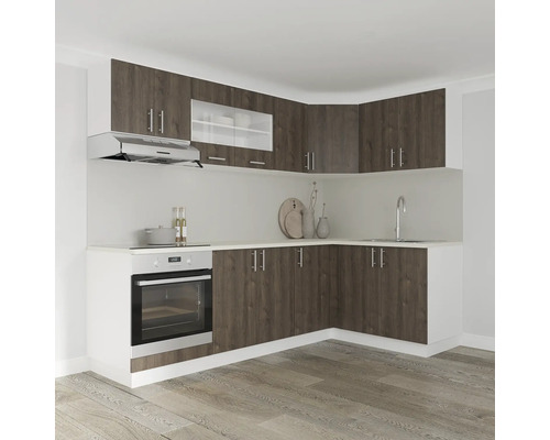 Bucătărie luminoasă cu chiuvetă, aragaz și hotă, precum și dulapuri superioare și inferioare cu aspect de lemn.