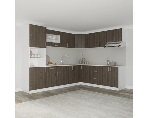 Bucătărie luminoasă cu fronturi din lemn închis la culoare, chiuvetă, hotă și blaturi albe