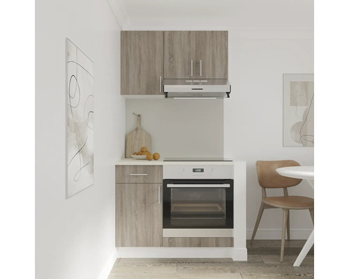 Bucătărie compactă cu dulapuri superioare și inferioare, hotă și cuptor încorporat într-o cameră luminoasă.