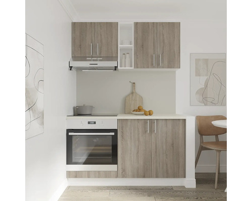 Linie de bucătărie cu dulapuri suspendate, hotă, aragaz și cuptor într-o bucătărie luminoasă