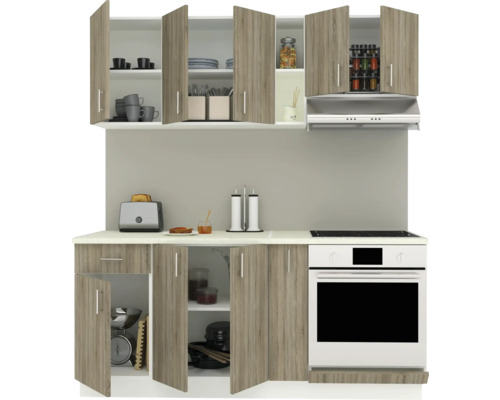 Bucătărie cu corpuri superioare și inferioare, chiuvetă, aragaz și hotă.