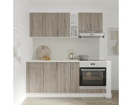 Bucătărie cu dulapuri superioare și inferioare cu aspect de lemn și cuptor încorporat