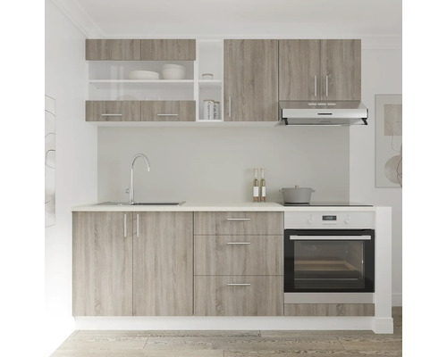 Bucătărie cu chiuvetă, plită, cuptor și dulapuri suspendate