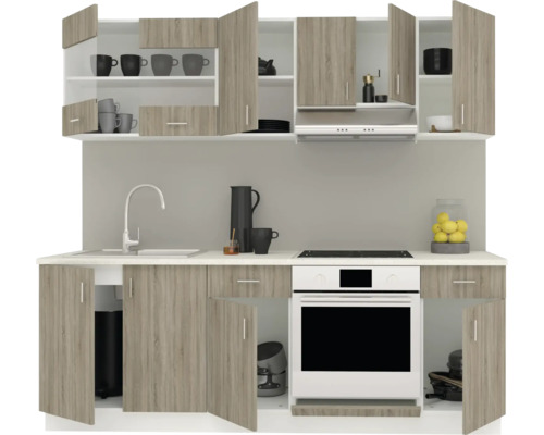 Bucătărie modernă cu dulapuri superioare și inferioare, chiuvetă, plită și cuptor.