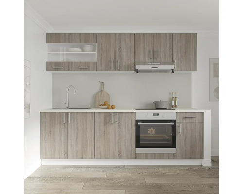 Bucătărie cu dulapuri superioare și inferioare, chiuvetă, aragaz și cuptor