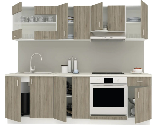 Bucătărie cu chiuvetă, aragaz și dulapuri suspendate