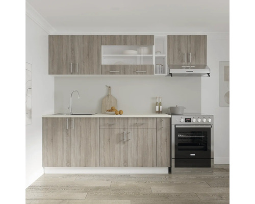 Bucătărie completă cu chiuvetă, aragaz și dulapuri superioare și inferioare cu aspect de lemn