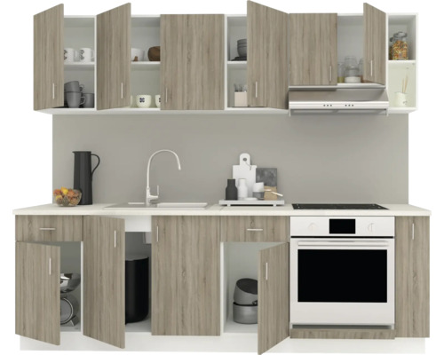 Bucătărie cu dulapuri suspendate și de bază, chiuvetă, aragaz și cuptor