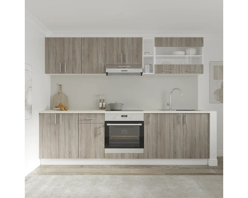 Bucătărie cu dulapuri superioare și inferioare și aparate electrice.