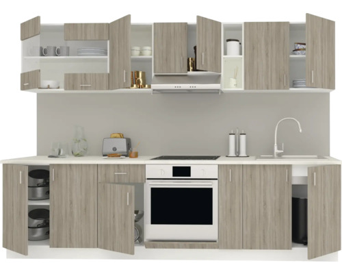 Bucătărie cu dulapuri suspendate, chiuvetă, aragaz și dulapuri inferioare