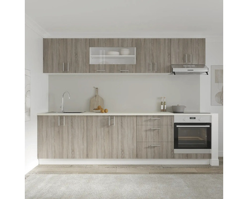 Bucătărie modernă cu dulapuri superioare și inferioare, chiuvetă, robinet, aragaz și hotă.