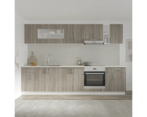 Bucătărie completă cu dulapuri superioare și inferioare și aparate electrice.