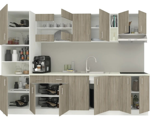 Bucătărie completă cu dulapuri superioare și inferioare, chiuvetă, robinet și aparate electrice.