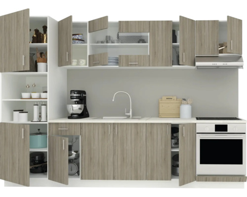 Bucătărie completă cu dulapuri superioare și inferioare și aparate electrice.