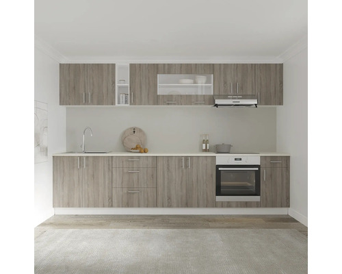 Bucătărie modernă cu dulapuri superioare și inferioare cu aspect de lemn, chiuvetă și cuptor.