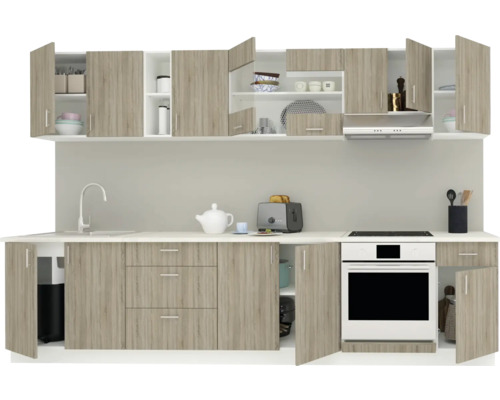 Bucătărie cu dulapuri superioare și inferioare și electrocasnice încorporate