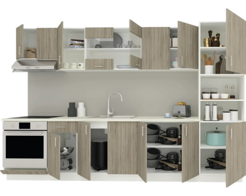 Bucătărie completă cu dulapuri superioare și inferioare, chiuvetă, robinet și aparate electrice.