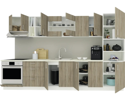 Bucătărie modernă cu dulapuri încorporate, chiuvetă, aragaz, cuptor și aparat de cafea.