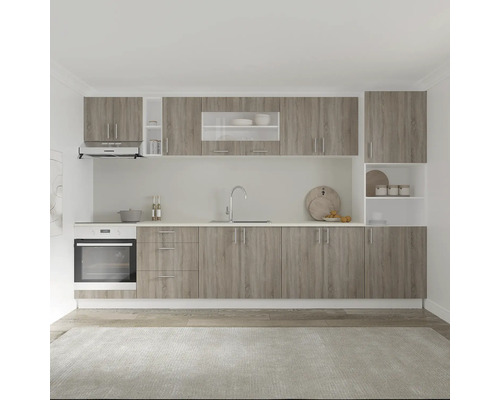 Bucătărie luminoasă cu decor din lemn, chiuvetă, aragaz și hotă.