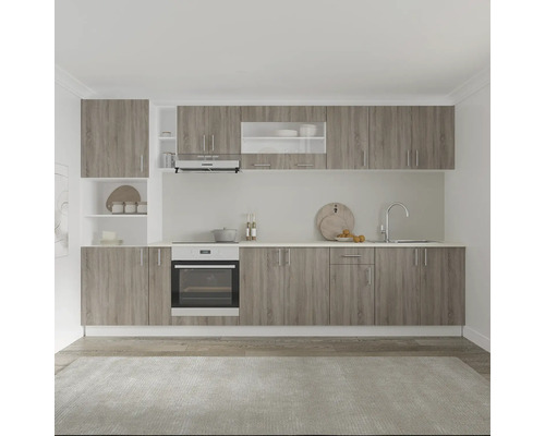 Linie de bucătărie cu dulapuri superioare și inferioare, aragaz și chiuvetă