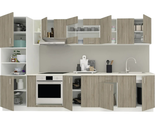 Linie de bucătărie completă cu dulapuri superioare și inferioare, plus aparate electrice pentru o amenajare funcțională a bucătăriei.