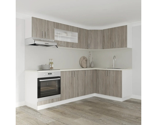 Bucătărie luminoasă cu dulapuri superioare și inferioare cu decor de lemn, chiuvetă și aparate încorporate