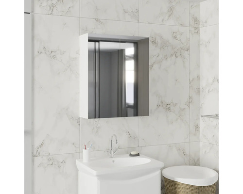 Baie cu lavoar, dulap cu oglindă și coș de depozitare în fața unui perete de marmură