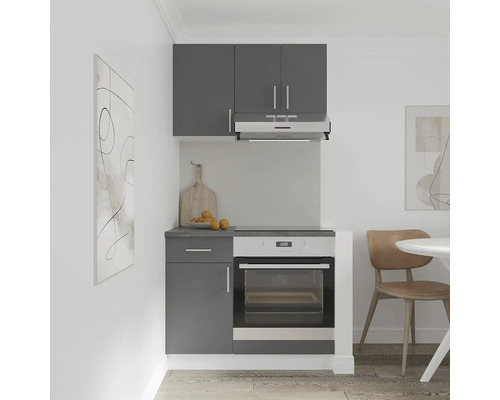 Bucătărie compactă cu dulap inferior, cuptor, hotă și dulapuri suspendate într-o bucătărie luminoasă.