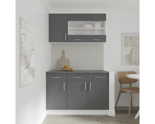 Chicineta gri cu dulapuri superioare și inferioare într-o cameră luminoasă