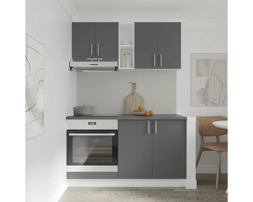 Bucătărie compactă cu dulapuri suspendate, hotă și cuptor încorporabil.