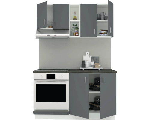 Bucătărie cu dulapuri suspendate, hotă, aragaz și chiuvetă