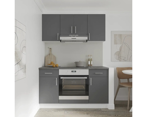 Bucătărie încorporată gri cu dulapuri suspendate, hotă și cuptor încorporat