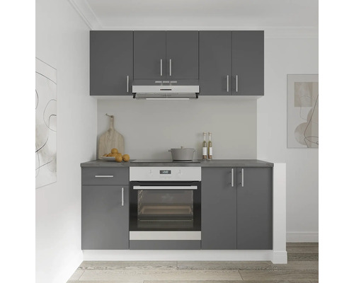 Bucătărie compactă gri cu dulapuri suspendate, hotă și cuptor încorporabil