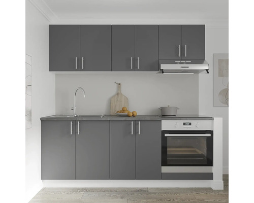 Mobilier de bucătărie modern cu chiuvetă, aragaz, hotă și fronturi de dulap gri.