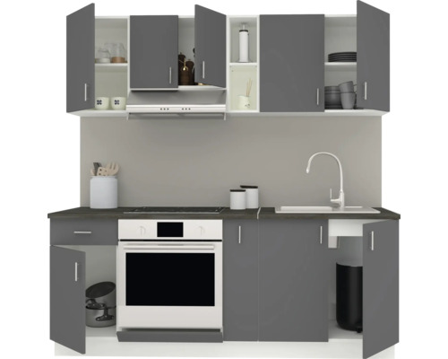 Bucătărie completă cu chiuvetă, aragaz, cuptor și spațiu de depozitare în dulapuri suspendate și inferioare.