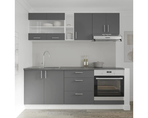 Bucătărie completă cu chiuvetă, aragaz, hotă și dulapuri de bucătărie gri