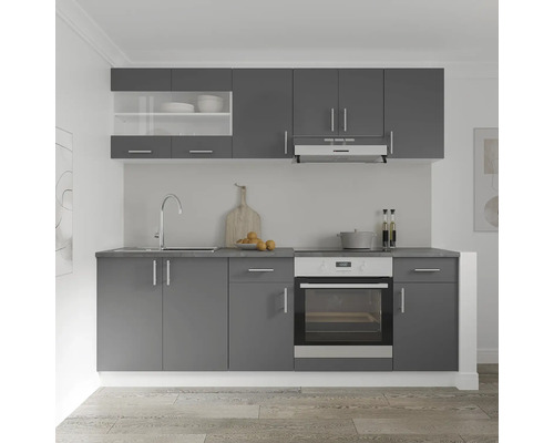 Bucătărie încorporată gri cu chiuvetă, aragaz și dulapuri suspendate