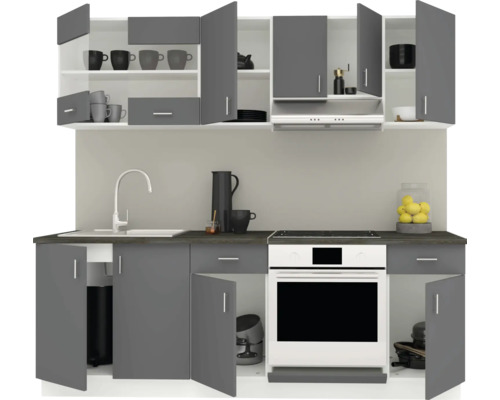 Bucătărie completă cu dulapuri superioare și inferioare, chiuvetă și aragaz electric