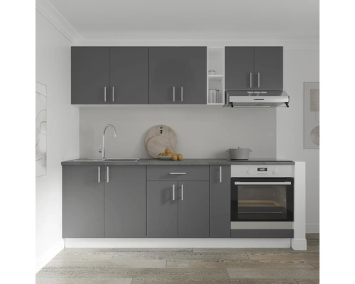 Bucătărie completă cu dulapuri superioare și inferioare, chiuvetă, robinet, hotă și cuptor încorporabil cu design modern.