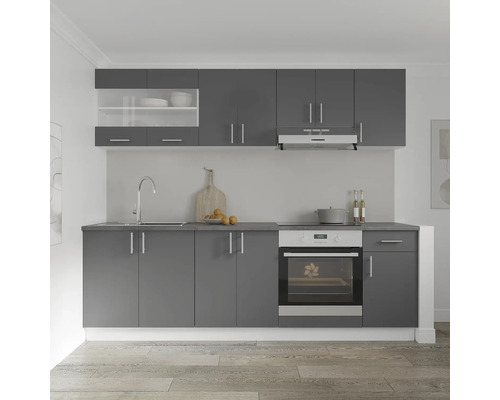Bucătărie încorporată gri cu chiuvetă, aragaz și dulapuri suspendate