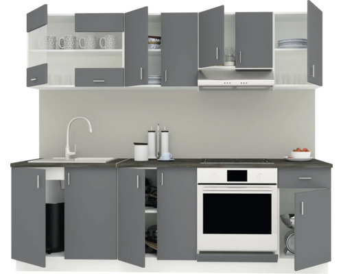 Bucătărie gri cu dulapuri superioare și inferioare, chiuvetă și cuptor