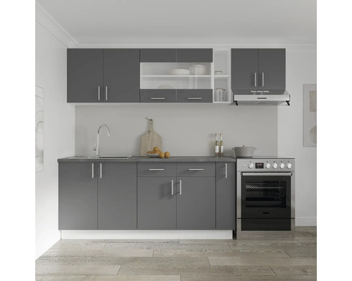 Bucătărie gri cu chiuvetă, aragaz și dulapuri suspendate