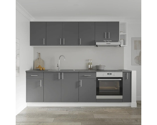 Bucătărie gri cu chiuvetă, plită și cuptor
