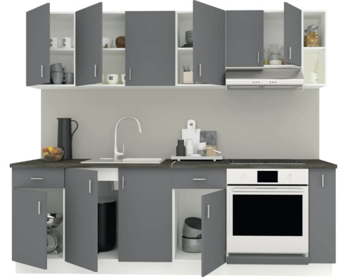 Bucătărie gri cu dulapuri superioare și inferioare și cuptor încorporat