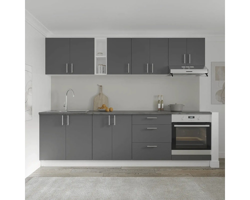 Bucătărie modernă gri cu chiuvetă, aragaz și dulapuri suspendate.