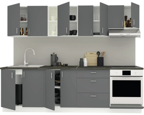 Bucătărie gri cu chiuvetă, plită și dulapuri suspendate