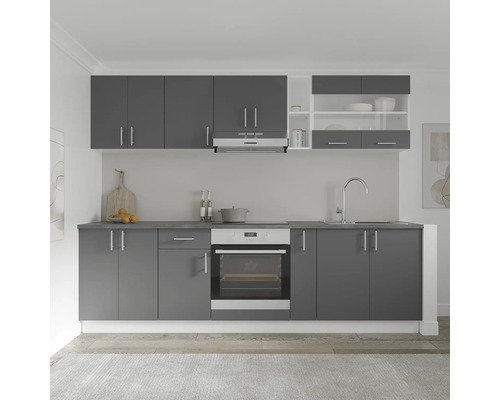 Bucătărie gri cu chiuvetă, plită și cuptor